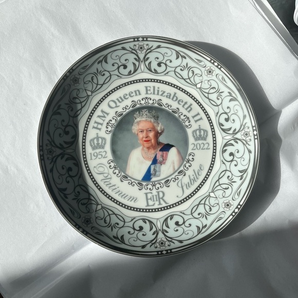 Queen Elizabeth II Platinum Jubilee Commemorative Plate - Picture 3 of 7